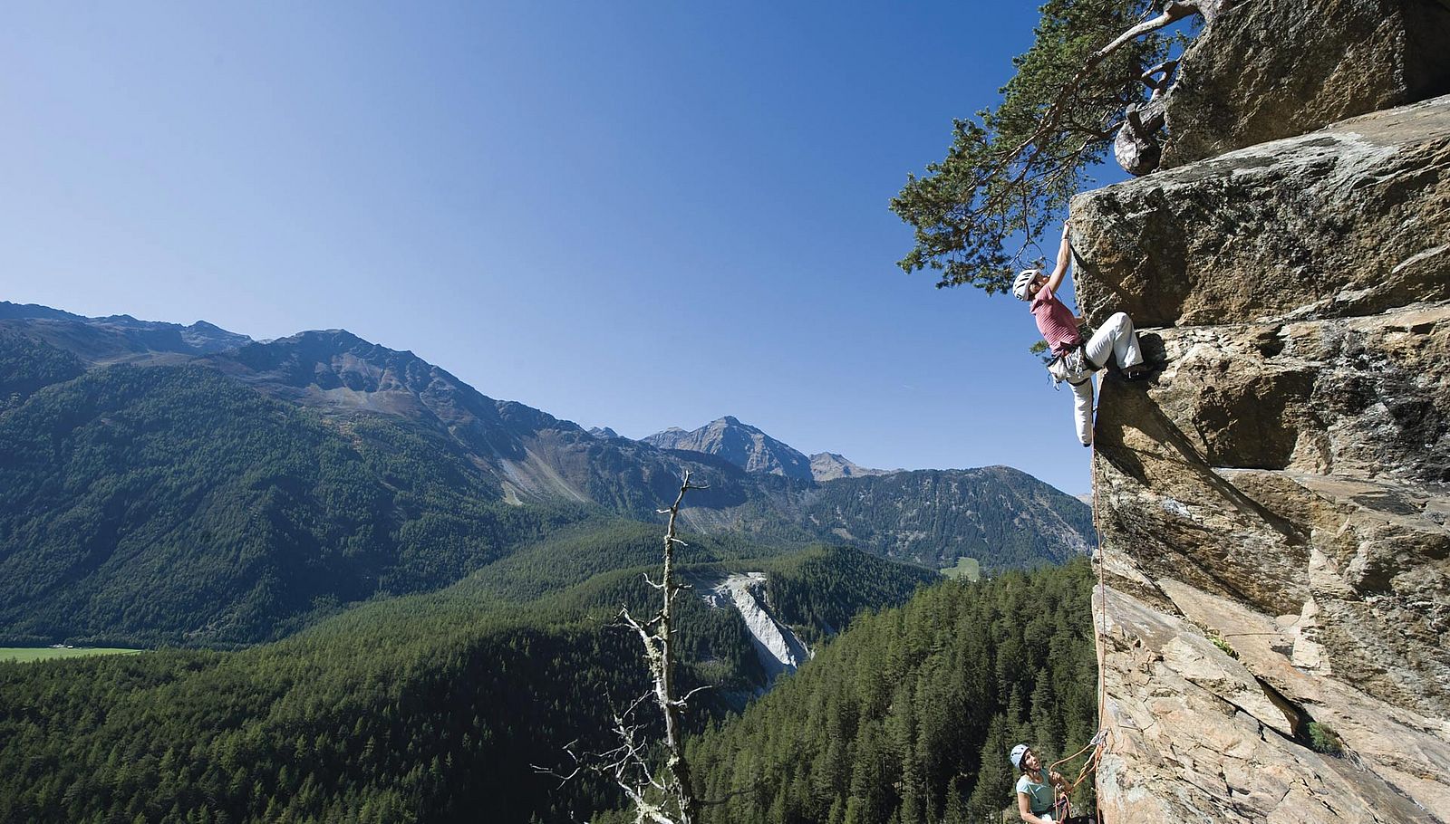 Alles im Griff? Immer seitwärts nach oben am Klettersteig